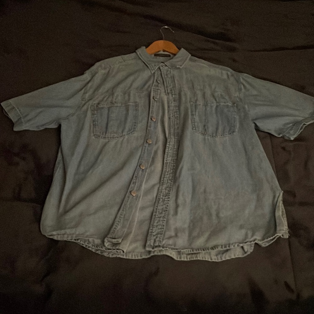 XL short-sleeved denim button up shirt from Wrangler Hero.